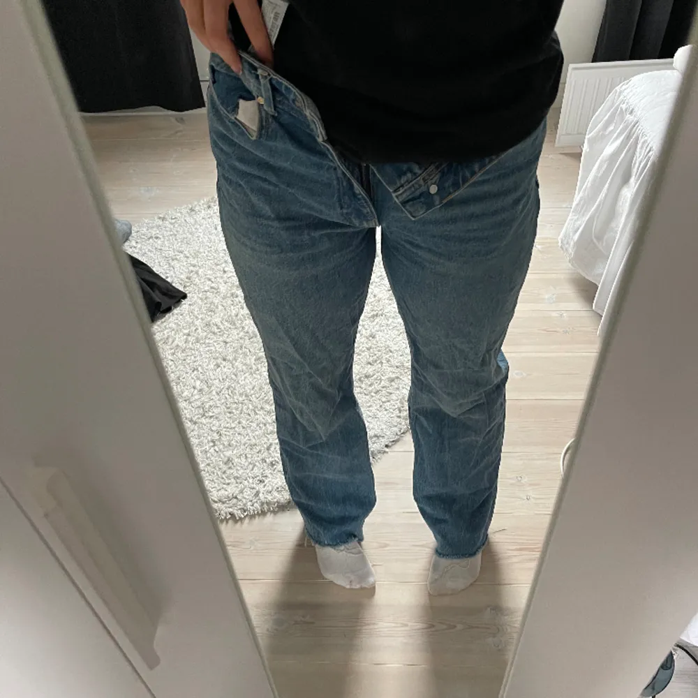 Säljer snygga jeans ifrån zara, som är högmidjade men går att vika ner kanten som midrise. Perfekt längd för mig som är 175😊 . Jeans & Byxor.