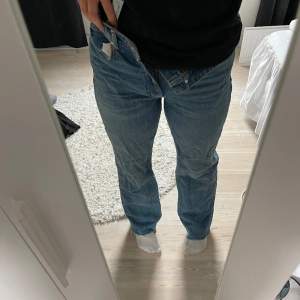 Säljer snygga jeans ifrån zara, som är högmidjade men går att vika ner kanten som midrise. Perfekt längd för mig som är 175😊 