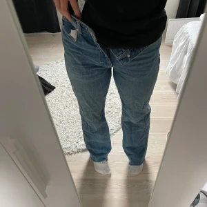Zara jeans - Säljer snygga jeans ifrån zara, som är högmidjade men går att vika ner kanten som midrise. Perfekt längd för mig som är 175😊 