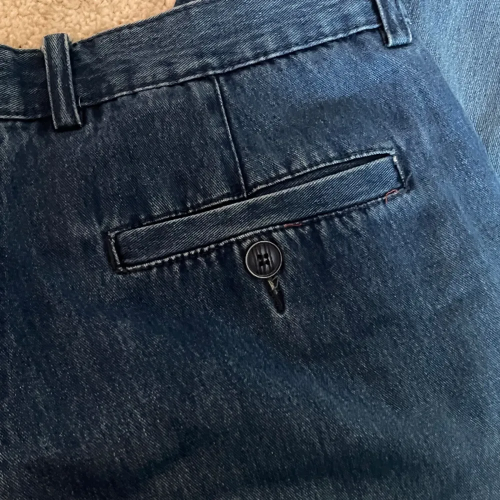 Blåa jeans, skriv för mått, köpta på humana second hand i Stockholm, sitter lite baggy, pris kan disskuteras . Jeans & Byxor.