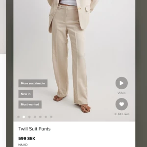 Beiga kostymbyxor i twill - Oanvända beiga kostymbyxor i twill från NA-KD - nypris 599 kr, säljer för 400 då de ej passar mig som jag hade velat.