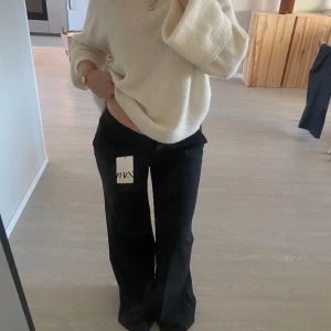 Kostymbyxor  - Säljer dessa helt nya kostymbyxor då det var för sent att lämna tillbaka🥰 stl M men passar mig som brukar ha stl S💗