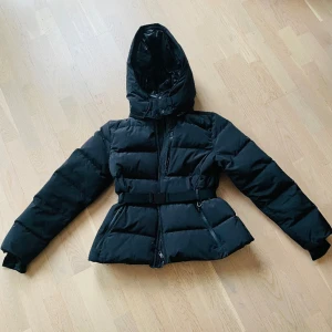 Skidjacka ZARA Ski  - Jacka från årets kollektion i nyskick (anv några dagar under sportlovet).  Liten i modellen (storleken är XL men motsvarar ca strl L/40).  Nypris: 2195kr