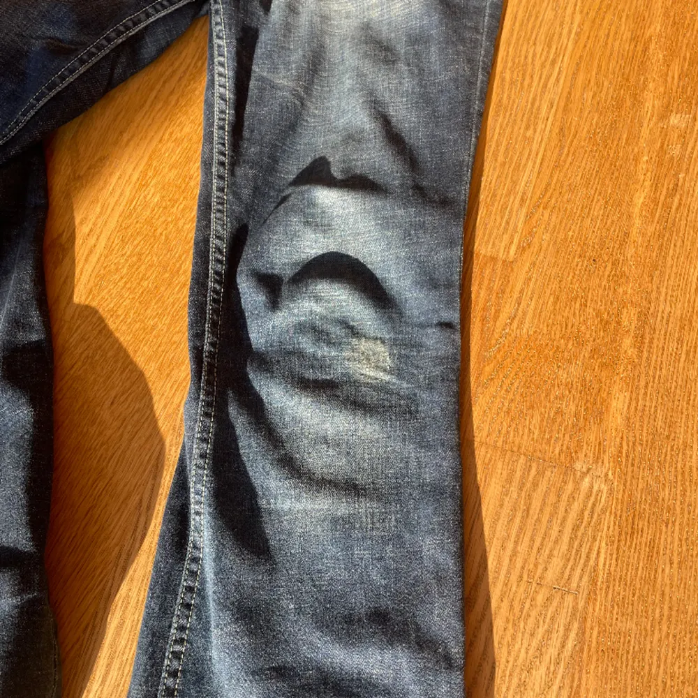 Jättesnygga lågmidjade bootcut jeans från lee. De är i ett bra skick! Har en liten slitning under knät men den syns inte när man har på sig dem. W28 L33. Upplagda, så de passar mig som är 160, men inte klippt av. Går lätt att ta ner!🩷 . Jeans & Byxor.
