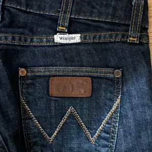 Säljer dessa sjukt snygga bootcut jeans från wrangler! Köpta på Vinted💖