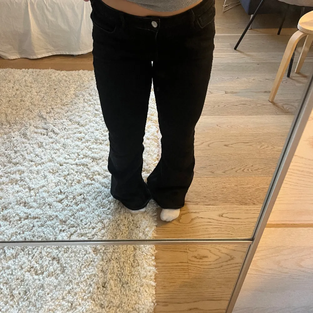 Så fina svarta basic low waist jeans från Hollister i Paris, säljer då det är lite för stora för mig. Jeans materialet är stretchigt. Använt fåtal så bra skick! Skriv vid frågor💕. Jeans & Byxor.