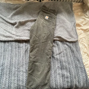 Carhartt Cord Pants - Olivgröna carhartts, lite slitna vid anklarna