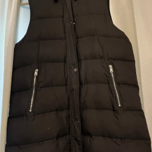 Zara väst - Jätte fin lång Zara väst i storlek M. Vid fler frågor eller bilder är det bara och skriva. Pris kan diskuteras vid snabb affär 