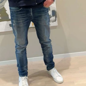 Replay Anbass  - Snygga Replay Anbass jeans som är urtvättade och är i en blåfärg. Skicket är 8/10. Har du några funderingar är det bara att höra av sig! 💯🍾