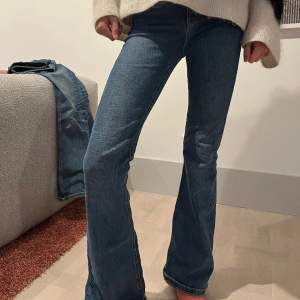 Ett par stygga mid waist bootcut jeans i storlek 34 från zara  Snygga passform  Lite förstörda i hälen så de är använda  🫶❤️🥰🌸