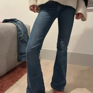Bootcut jeans från ZARA - Ett par stygga mid waist bootcut jeans i storlek 34 från zara  Snygga passform  Lite förstörda i hälen så de är använda  🫶❤️🥰🌸