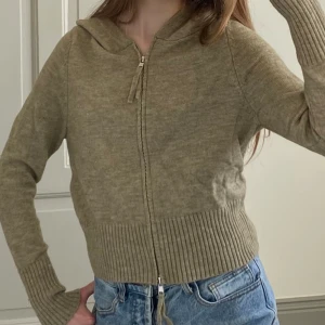 Urban Outfitters kofta - Urban Outfitters kofta, cropped. Helt ny med prislapp, perfekt skick. Original pris, 500kr