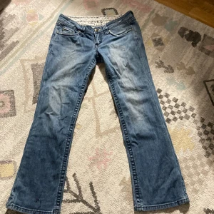 Bootcut jeans  - Säljer dehär bootcut lågmidjade jeansen då de e för korta💕 i fint skick. Skriv gärna innan du använder köp nu!