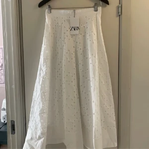 Zara vit långkjol - Helt ny kjol från zara, prislapp kvar! Perfekt till student💕 