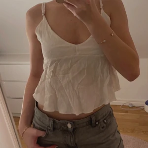 Söt topp, Brandy Melville - Säljer denna toppen från brandy, Har aldrig använt den, endast testat🫶🏼 Säljer då jag har många liknande och den används inte💓🌟  Storleken är one size men skulle säga Xs/S🫶🏼