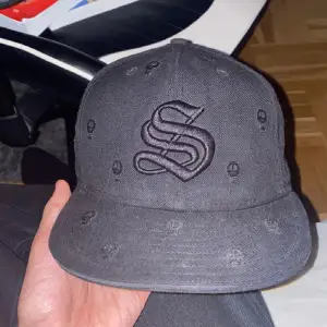 Säljer denna feta Stüssy X NewEra keps. Bra skick 9/10