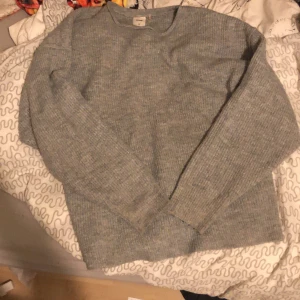 Stickad tröja  - Väldigt fin stickad tröja. Varm å skön, inga större defekter finns.