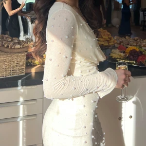 Klänning  - Använd endast en gång. Lite genomskinlig men går bra om man har nude trosor under. Var väldigt urringad men jag sydde in det lite, går att göra om. 