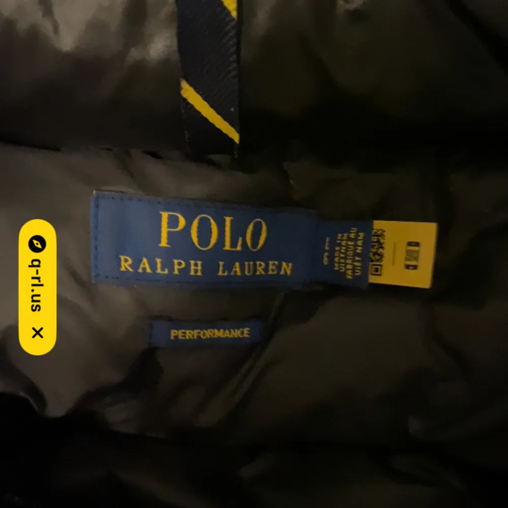 Polo Ralph Lauren Jacka - Skick 9/10 - Köpt från Ralph Laurens hemsida och har använts fåtal gånger🤩 - Storlek: L - Pris: 3685kr - Nypris: 4885kr. Jackor.