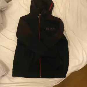 Hugo boss zip hoodie. Köpt för ungefär 1200kr, bra i skick. Har använt ett par gånger men använder den inte längre så det är därför jag säljer den. Den säljs inte längre på hugo boss hemsida.