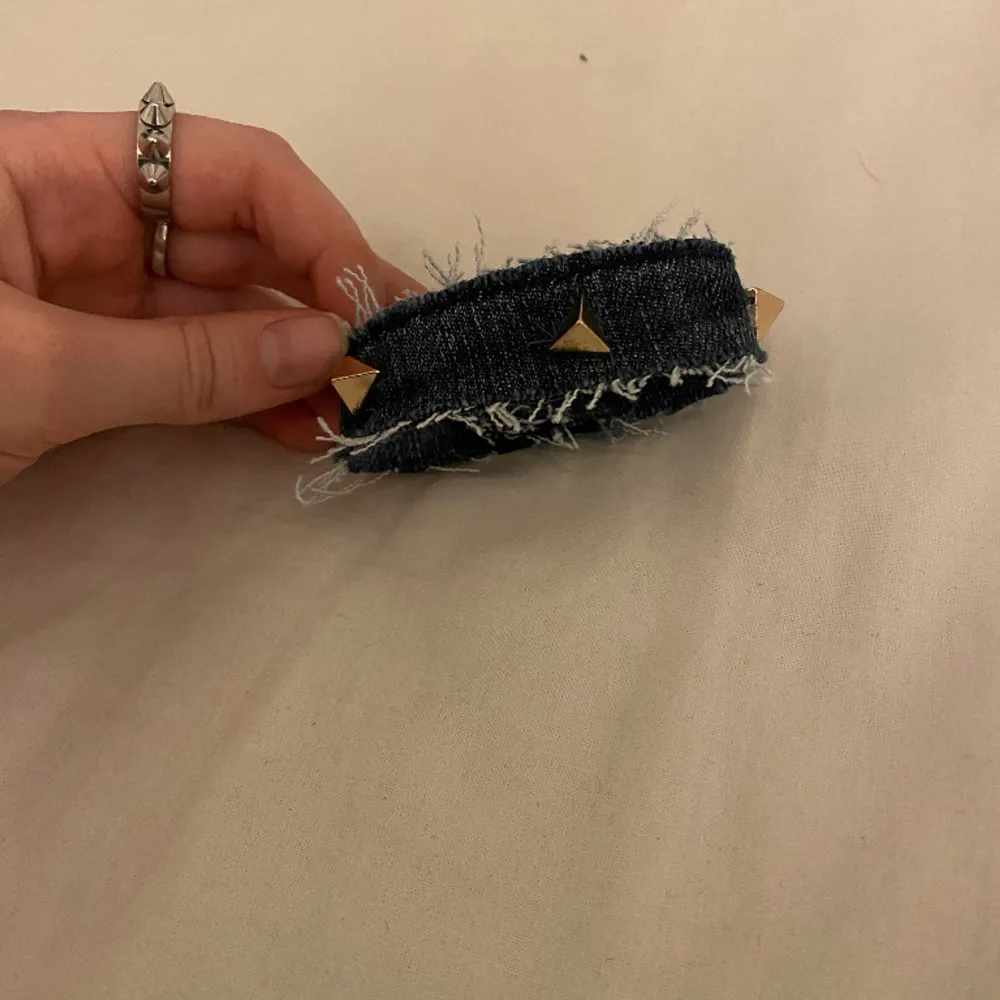 Säljer detta handgjorda jeans armbandet!!😍precis gjord och är inte söndrig på något sätt. Stängningen är ett kardborreband, armbandet är cirka 19cm lång💗. Accessoarer.