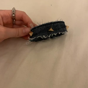 Denimarmband💗 - Säljer detta handgjorda jeans armbandet!!😍precis gjord och är inte söndrig på något sätt. Stängningen är ett kardborreband, armbandet är cirka 19cm lång💗