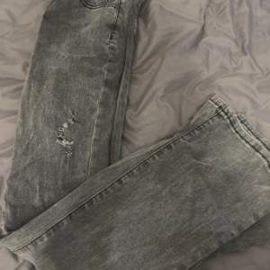 säljer mina lågmidjade jeans från Shein. dom är i storlek S. inga defekter eller liknande. är öppen för byten. LÄS BIO!