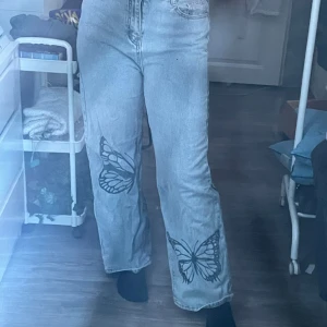 Highwaist Fjärils jeans - Highwaist blå jeans med fjärilar på från shein i storlek M🩷 använda ett få par gånger men är som nya, går till hälen på mig som är 1.66m🩷 sitter bra och är sköna att ha på sig🩷 nypris 230kr