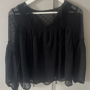 Vila blus - Säljer denna jättefina blusen. Från vila. Den kommer inte till användning. Storlek 36. 