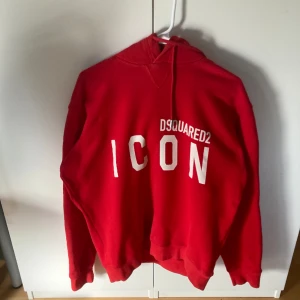 Dsquared hoodie - Röd Dsquared hoodie i gott skick. Storlek L, skulle även passa M lite oversized.
