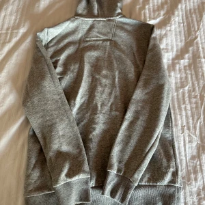 Grå Hoodie  - Säljer pågrund av att jag ej använder den. Helt ny och oanvänd Hoodie.😁😍