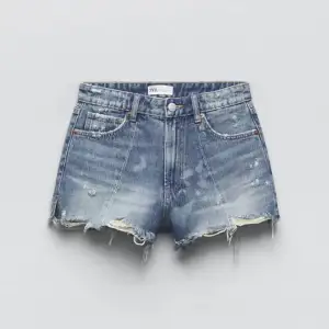 Super snygga jeans shorts från zara. Säljer då jag nästan aldrig använt dom bara några fåtal i somras. De är väldigt snygga och stora i storleken så passar om man är 36/34. Skriv för mer bilder och info❤️