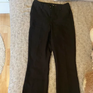 Svarta kostymbyxor🤍 - Säljer mina svarta kostymbyxor från bikbok pga att de inte passar mig längre. Byxorna är högmidjade och i storlek 36. Pris kan diskuteras🤍