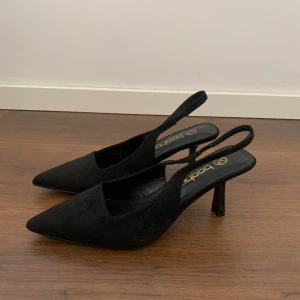 Klackskor  - Klackskor från BooHoo 🖤storlek 38 