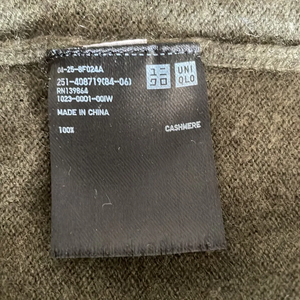 Väldigt fin 100% Kashmir tröja från märket UNIQLO. Tröjans skick är väldigt bra bara ett litet hål ena ärmen, men inget man tänker på när man har på sig den. Storlek Small. Hör av er vid minsta fundering :) Priset är ej hugget i sten . Tröjor & Koftor.