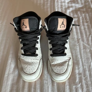 Jordans  - Säljer pågrund av att jag ej använder dom. Använd ett par gånger. Ett litet hål på insidan i tyget, men bra skick.😁