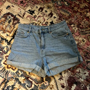 Jeansshorts - Väldigt fina höga jeansshorts från hm i strl 38! Dom är i väldigt bra skick då dom bara har används nån gång. Skriv för intresse :)