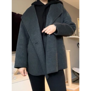 Uniqlo kappa - Grå kappa från Uniqlo, stl XS men oversized så passar säkert en S/M också. 