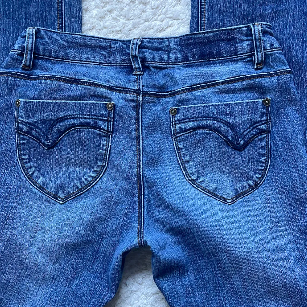 Säljer mina fina lågmidjade jeans som inte längre kommer till användning. Midja 37 innerbenslängden ca 83 💕. Jeans & Byxor.