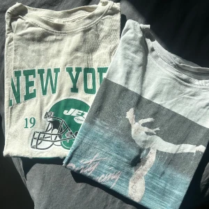T-shirts  - Två stycken T-shirts, 10kr styck eller båda för 20kr. Båda tröjorna är från H&M. Den vita är rätt använd men inget fel på den men den andra är helt i nyskick och är endast använd 1-2 gånger🙌🏼 Den vita tröjan står att den är i storlek L men den är en S