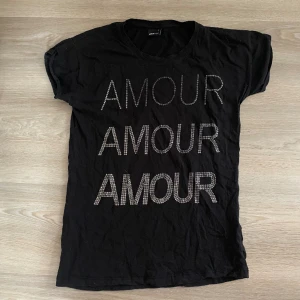 T-shirt  - Svart T-shirt från Gina tricot som inte kommer till användning 