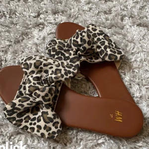 Tofflor - Leopardmönstrade tofflor 
