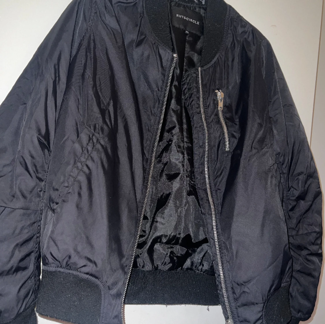 Svart ny bomberjacka s 40