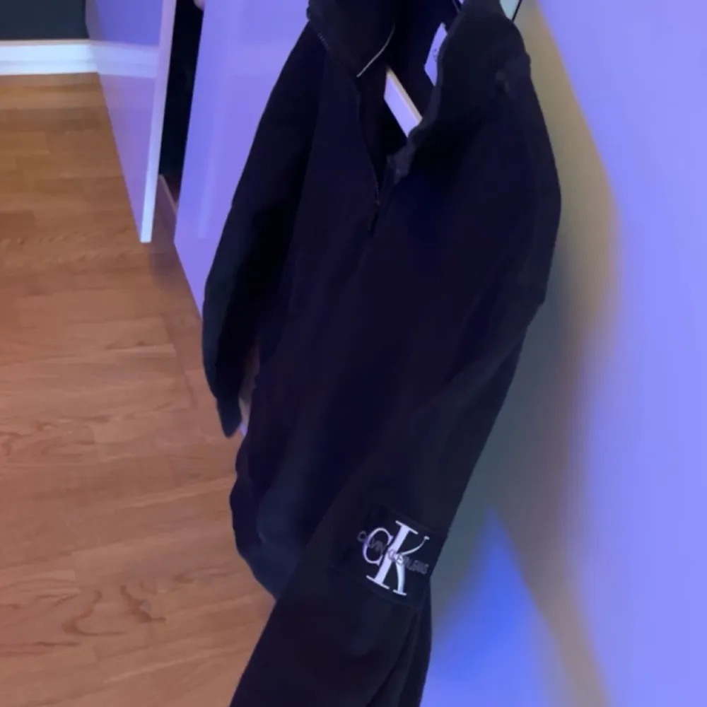 Svart Calvin Klein halv zip svart. Toppen skick som resten av våra kläder. Säljer för har ingen användning av den då jag har bytt still. Skriv vid intresse och frågor. Priset kan ändras. Hupparit & Collegepaidat.