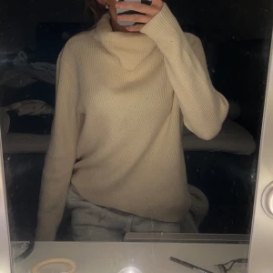 Stickad tröja - Stickad tröja från vero Moda i storlek S i en kräm vit färg. Den är i bra skick, skriv för mer bilder