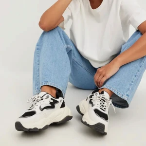 Chunky sneakers - Använda men inte utnötta eller trasiga. Lite skitig yttersula men det är sånt som tillkommer med använding. Sköna och fina skor men använder inte längre 🤗