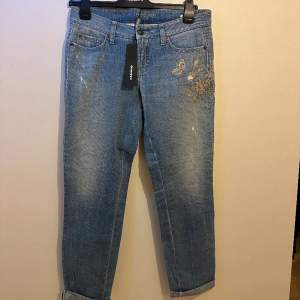 Hej, säljer ett par helt nya oanvända jeans med tagg kvar, köpt hos Cambio. Säljer dessa för jag har bytt still och dessa byxor aldrig kom till användning