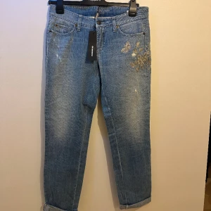 Blåa jeans  - Hej, säljer ett par helt nya oanvända jeans med tagg kvar, köpt hos Cambio. Säljer dessa för jag har bytt still och dessa byxor aldrig kom till användning