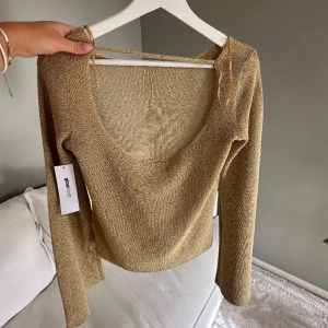 Glittrig topp - Jättefin glittrig tröja. Aldrig använt så nyskick. Nypris 399kr. 