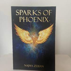 Najwa Zebians bok ”Sparks of Phoenix” som innehåller citat och berättelser om emotionell läkning 